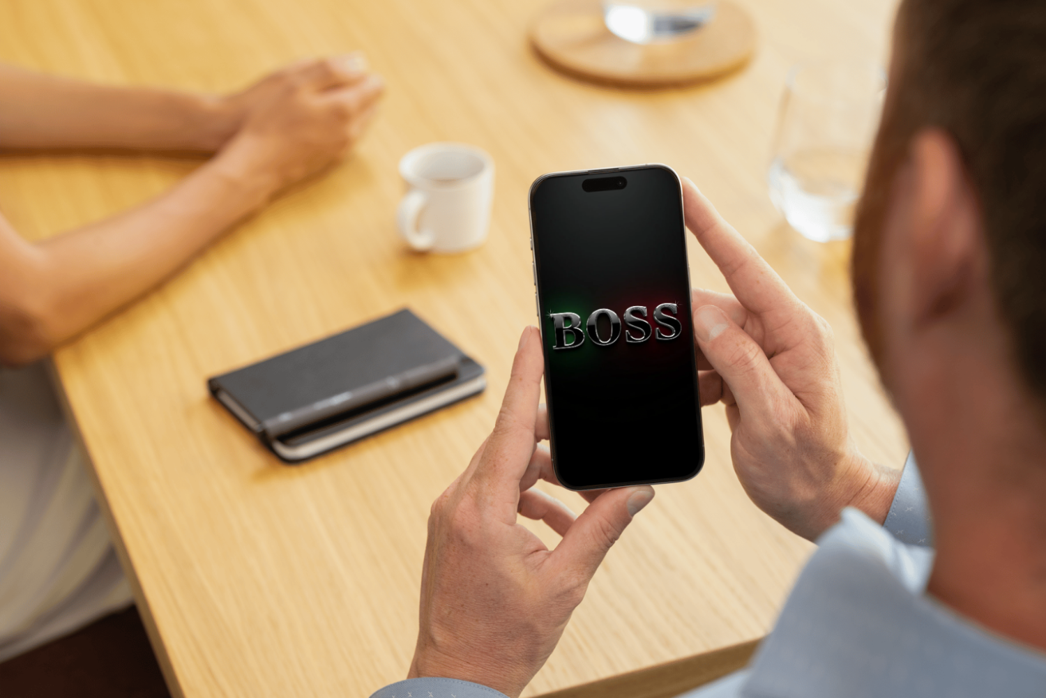 Fundal Telefon BOSS 11 4K – Wallpaper Negru Elegant pentru iPhone & Android