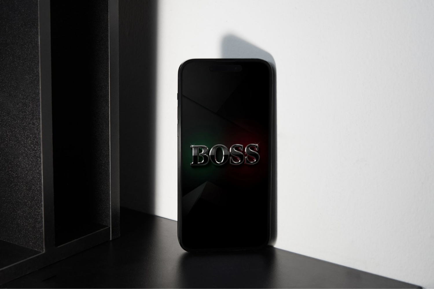 Fundal Telefon BOSS 12 4K – Wallpaper Premium Masculin Dark Elegant pentru iPhone & Android