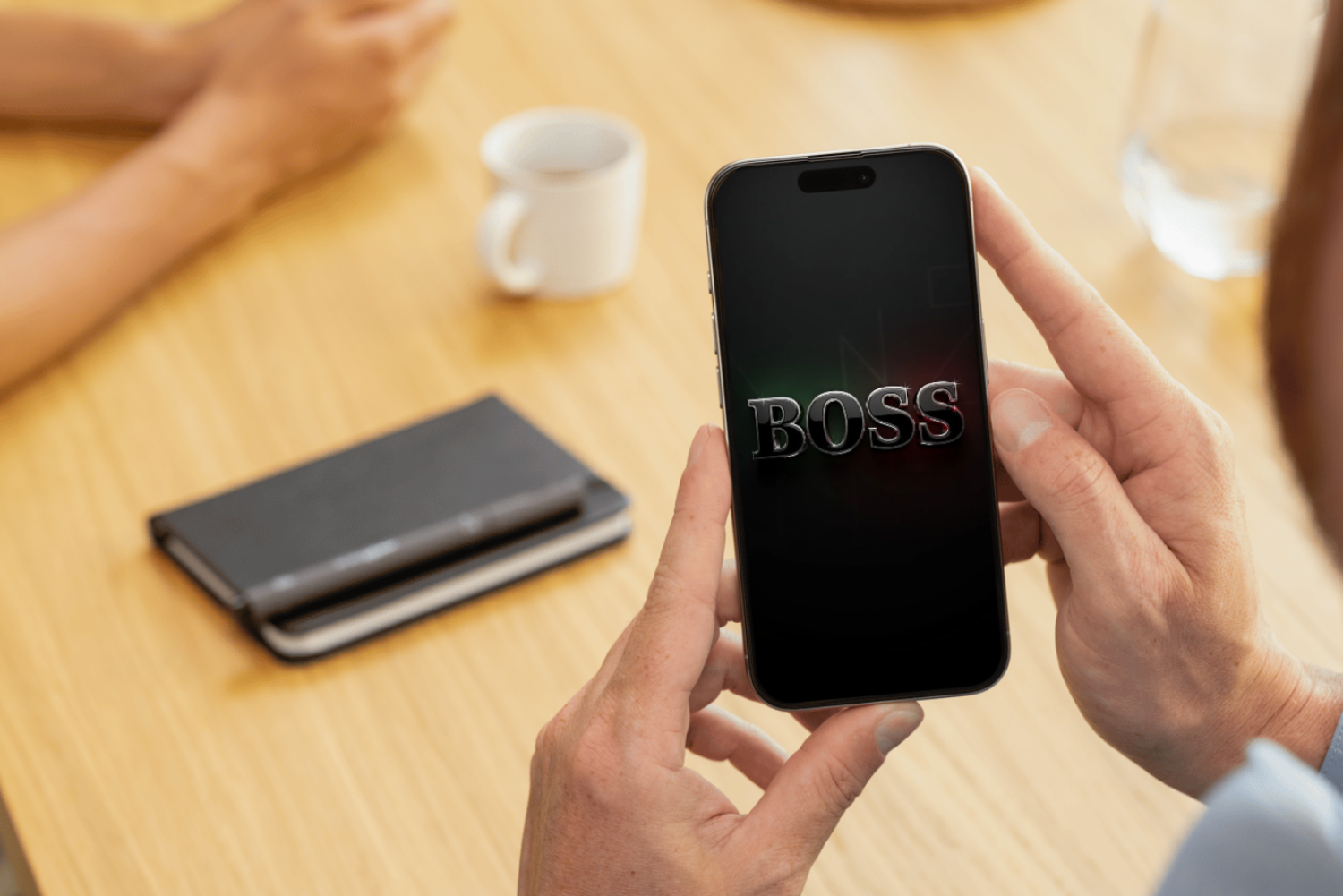 Fundal Telefon BOSS18, 4K – Wallpaper Premium Masculin Dark Elegant pentru iPhone & Android