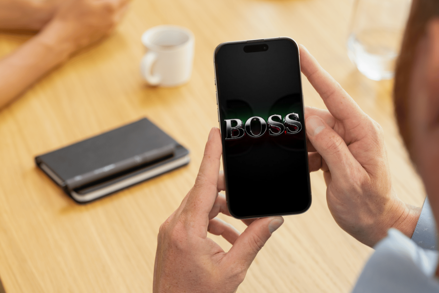 Fundal Telefon BOSS 17,4K – Wallpaper Premium Masculin Dark Elegant pentru iPhone & Android